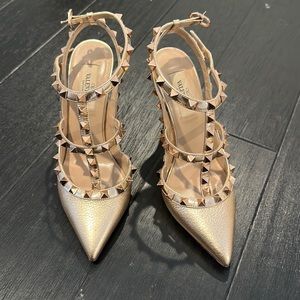 Valentino Rockstud pumps